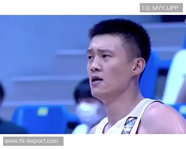 姚明停步礼让日本裁判，助理一个动作让他很烦